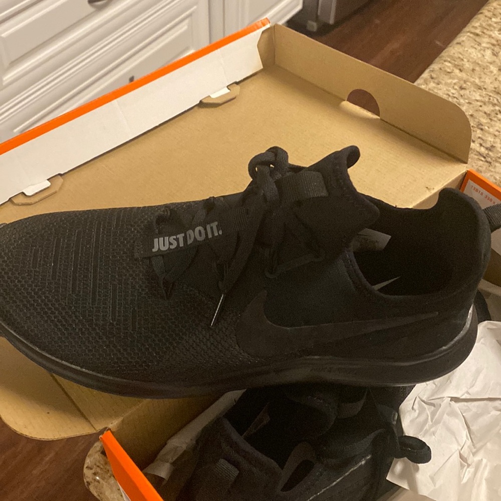 Black Nike woman tennis shoe